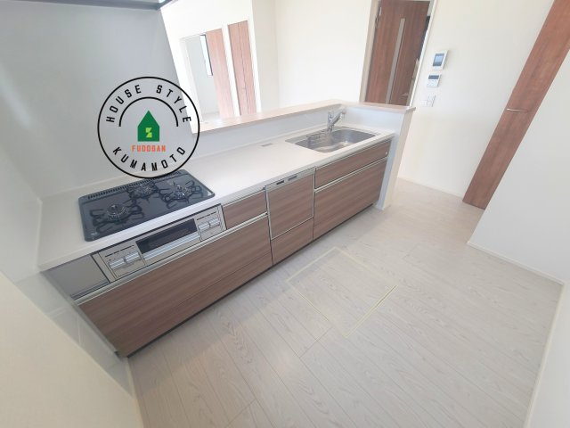 熊本市東区花立5丁目第1-2棟(2号棟)の内観：施工例|ご家族を近くに感じられる対面キッチンのLDK。会話もはずみそうですね。
