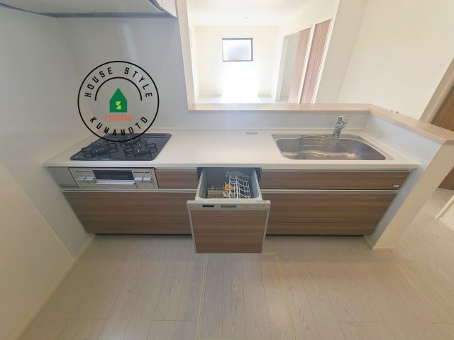 熊本市東区花立5丁目第1-2棟(2号棟)の内観：施工例|ダイニングテーブルへの配膳がラクラク、お料理はかどるカウンター付きシステムキッチン！