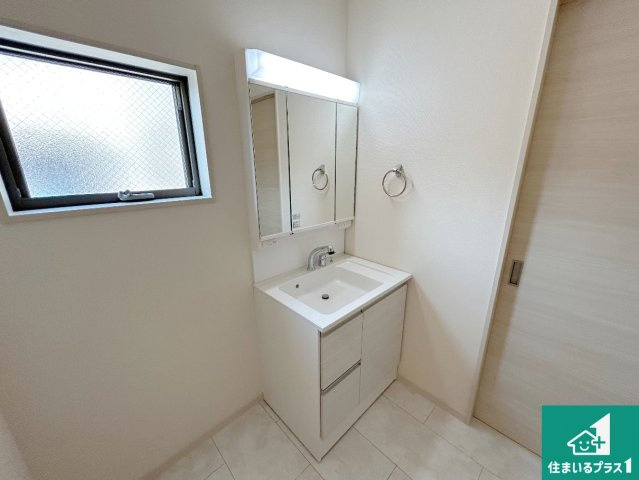 堺市美原区平尾　第2期　新築一戸建ての独立洗面台|清潔感のある洗面台です。フラットな鏡は掃除がしやすく毎日清潔！鏡裏には収納があるのでスッキリとした洗面台が保てます。