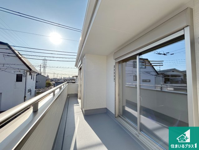 堺市美原区平尾　第2期　新築一戸建てのバルコニー|ワイドバルコニーは洗濯物を干すスペースが広いのでご家族が多くても安心！