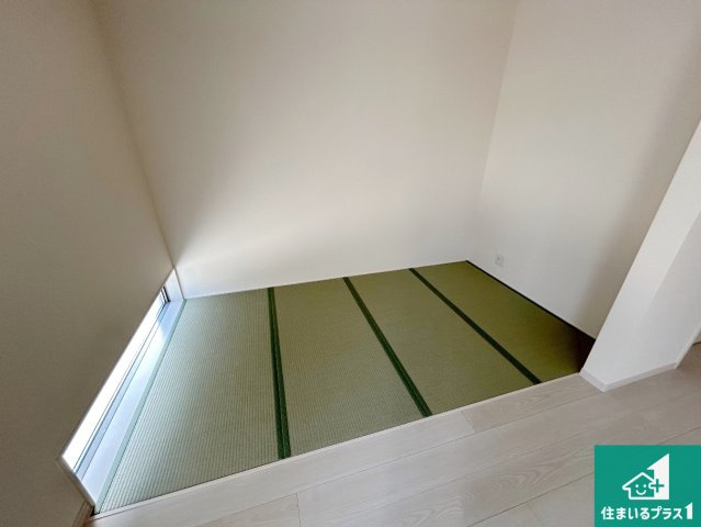 ♦堺市美原区平尾　第2期　新築一戸建ての和室|LDKの横に配置された畳コーナー。お子様の遊び場や客間、食後のくつろぎスペースにも利用できる便利な空間です。リビングと合わせることで家族が集まる団欒スペースとして使えます。