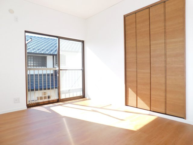 稲沢市祖父江町大牧明田の中古一戸建の洋室|◇洋室◇　　南面で明るい洋室約６．０帖　全居室収納完備！　バルコニー利用可♪　（２０２５年８月リフォーム済）