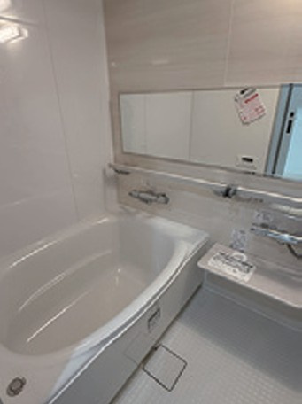 【浴室】 | エクレール巣鴨 | 一日の疲れを癒すバスルームは、心地よいリラックスを叶える清潔感溢れる美しい空間です。