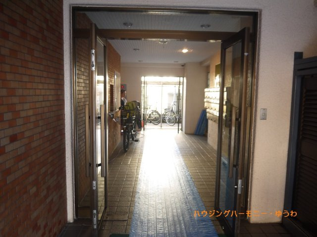 【その他共用部分】 | エクレール巣鴨 | タイル調のエントランス内となります。光を多く取り入れた明るいエントランス部分は重厚感ある仕上り。