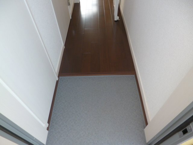 府中市多磨町１丁目のアパートの玄関