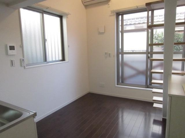 府中市多磨町１丁目のアパートの居間・リビング