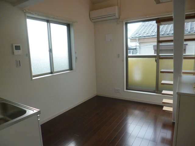 府中市多磨町１丁目のアパートの居間・リビング