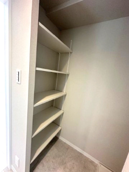 【収納】 | パレ千里壱号棟 | 可動棚で使いやすいリネン庫付き！たっぷりの収納力を設けた洗面室で快適な暮らしを。