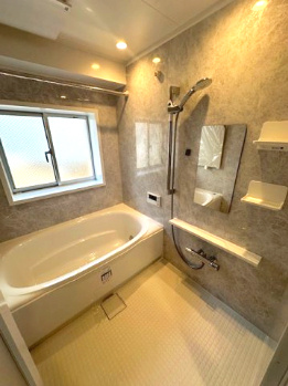 【浴室】 | パレ千里壱号棟 | 窓付きの明るい浴室！雨の日の衣類乾燥をはじめ、暖房機能や送風機能も備えた浴室乾燥機を搭載しています。