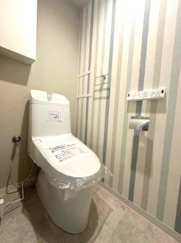 【トイレ】 | パレ千里壱号棟 | 温水洗浄便座付きのトイレで、寒い季節でも温かい便座で身体が冷えることなく座ることができます。