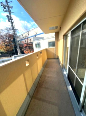 【バルコニー】 | パレ千里壱号棟 | 南・西・北の三面バルコニー付き！晴れた日にはたっぷりの洗濯物やお布団を干すことができます。