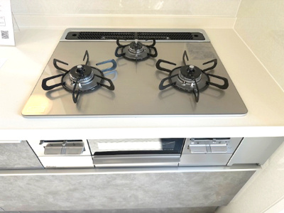 【キッチン】 | パレ千里壱号棟 | グリル付き3口コンロ！煮込み料理をしながら、焼き物や汁物などをパパパッとお料理可能です。