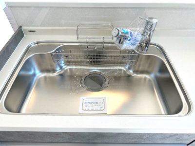 【キッチン】 | パレ千里壱号棟 | 大きなまな板やフライパンも洗える広々シンク！シャワー水栓ですみずみまで水が届くので、シンクのお手入れもラクラク。