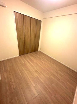 【洋室】 | パレ千里壱号棟 | テレワークルームにもピッタリ、約4.5帖洋室！リビングで寛ぐ家族の気配を感じながら仕事ができます。