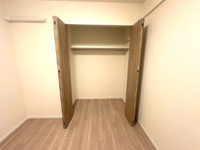 【収納】 | パレ千里壱号棟 | 約4.5帖洋室のクローゼット！奥行きもあるので、収納ボックスをそのままクローゼットの中へ入れることも。