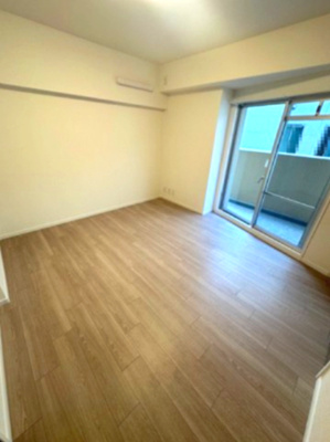 【洋室】 | パレ千里壱号棟 | 西向きバルコニーに出入りできる、約6.5帖洋室！少し広めの洋室は、ご夫婦の寝室にもピッタリです。