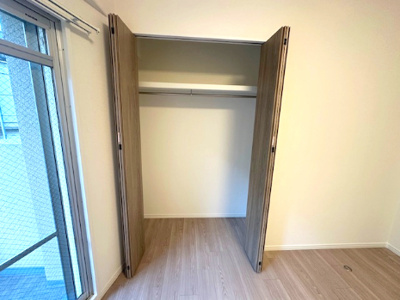 【収納】 | パレ千里壱号棟 | 約6.5帖洋室のクローゼット！バルコニーから洗濯物をそのまま収納すれば洗濯動線もバッチリ。