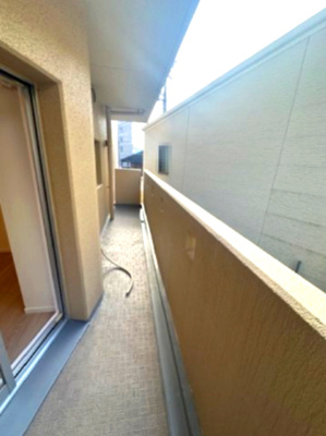 【バルコニー】 | パレ千里壱号棟 | 西向きバルコニー！洗濯物や布団を干すだけでなく、心地よい光と風を取り込み、お部屋に開放感をもたらしてくれます。