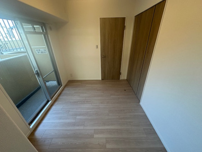 【洋室】 | パレ千里壱号棟 | 北向きバルコニーに面した、約5帖洋室！休息や趣味の時間を過ごすプライベート空間も充実しています。