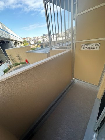 【バルコニー】 | パレ千里壱号棟 | 北向きバルコニー！お部屋から一歩で外に出られて気軽にリフレッシュができますね。