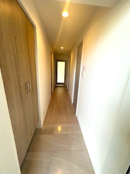 【内装】 | パレ千里壱号棟 | 玄関からLDKへ続く廊下！リフォーム済のキレイな住まいで新生活をスタートしませんか。