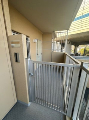 【玄関】 | パレ千里壱号棟 | 独立性・プライバシー性の高い専用ポーチ付き！※掲載中の写真は広角レンズで撮影のため、実際の見え方とは異なります。