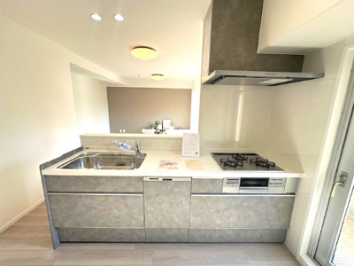 【キッチン】 | パレ千里壱号棟 | 広々使い勝手の良いシステムキッチン！リビングの様子が見渡せ、家族の会話も弾みそうです。