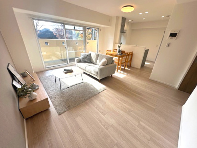 【居間・リビング】 | パレ千里壱号棟 | 南面から暖かい陽光が降り注ぐ、広々約18.4帖LDK！※家具や小物等は販売価格に含まれません。