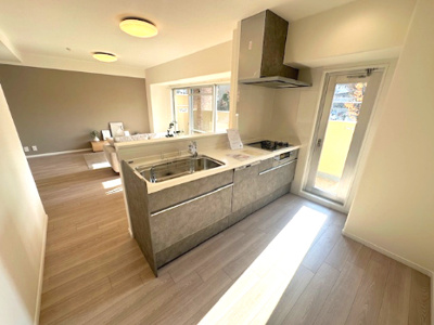 【居間・リビング】 | パレ千里壱号棟 | キッチンからリビングまで明るい自然光に包まれて、開放的な気分でお過ごしいただけます。