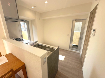 【キッチン】 | パレ千里壱号棟 | 南と西のバルコニーに繋がる勝手口有り！風通りが良く、洗濯干しや取り込みもスムーズに行えそうです。