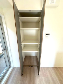【収納】 | パレ千里壱号棟 | 買い置き品の保管にも便利なパントリー！散らかりやすいキッチンもスッキリ整います。