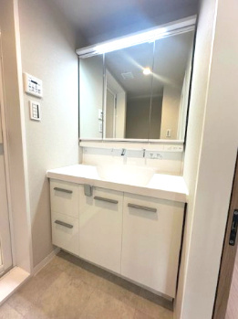 【独立洗面台】 | パレ千里壱号棟 | 大きく見やすい三面鏡付き洗面化粧台！鏡裏やボウル下にたっぷり収納があり、生活感の出やすいアイテムも収納可能。