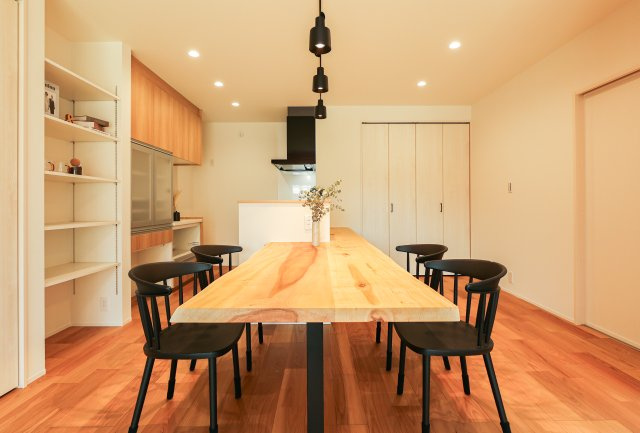 COLORSグリーンヒル　大津市本堅田2丁目　4区画のその他|～施工事例～天然木のダイニング+カウンター一体型テーブル										
