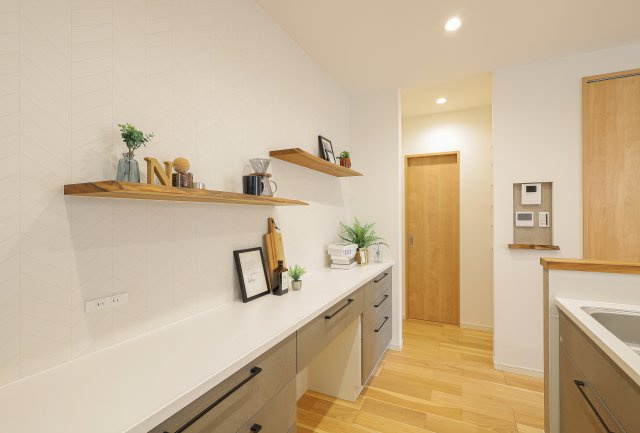 COLORSグリーンヒル　大津市本堅田2丁目　4区画のその他|～施工事例～天然木のキッチン背面造作棚♪										
