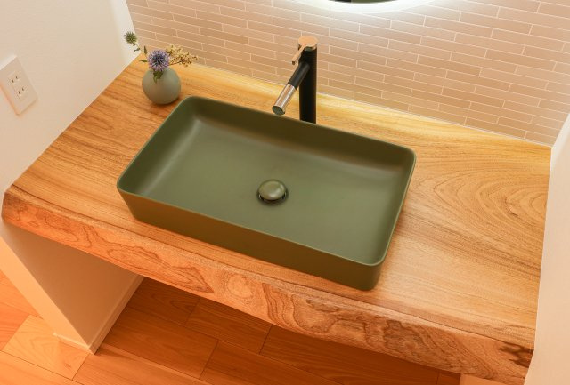 COLORSグリーンヒル　大津市本堅田2丁目　4区画のその他|										
～施工事例～天然木のオリジナル洗面カウンター♪										
