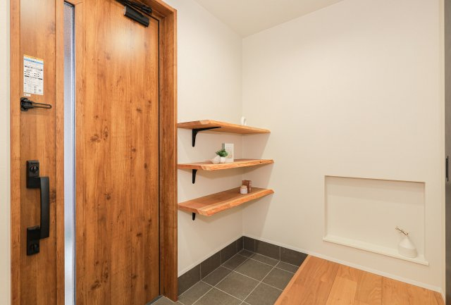 COLORSグリーンヒル　大津市本堅田2丁目　4区画のその他|～施工事例～天然木の玄関造作棚♪										
