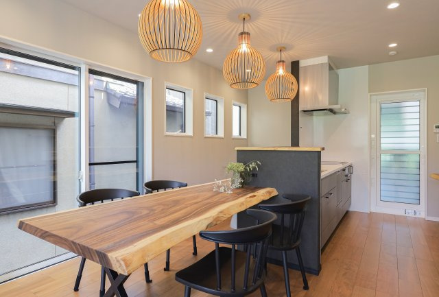 COLORSグリーンヒル　大津市本堅田2丁目　4区画のその他|～施工事例～天然木のダイニング+カウンター一体型テーブル										

