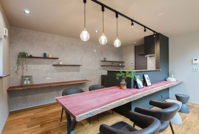 【その他】 | COLORSグリーンヒル　大津市本堅田2丁目　4区画 | ～施工事例～天然木のダイニング+カウンター一体型テーブル										
