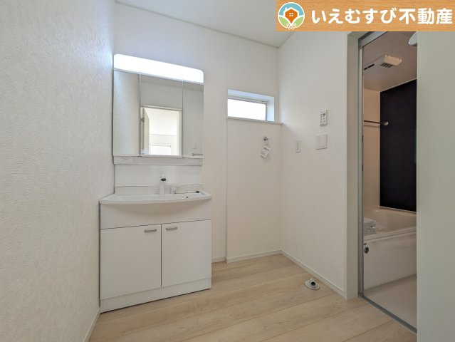 Cradle garden　熊谷市石原第7の独立洗面台|3面ミラーの後ろは収納スペースを完備
生活感のあるものは隠して、スッキリシンプルな洗面台に！清潔感のある空間♪