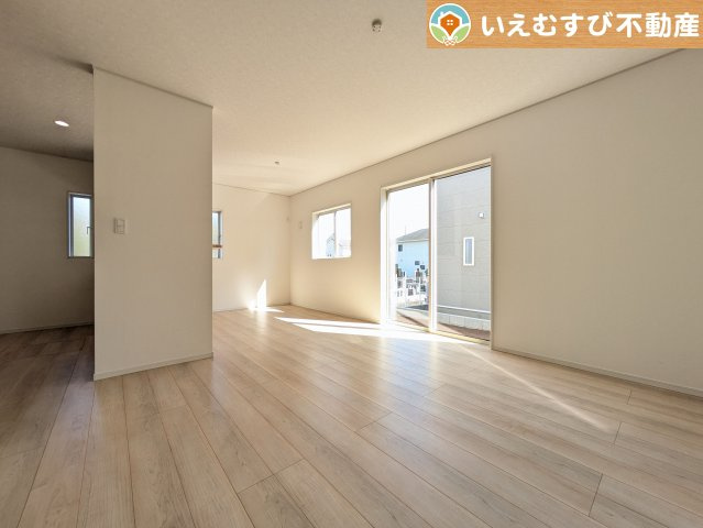 Cradle garden　熊谷市石原第7の居間・リビング|ナチュラルな色合いで落ち着いた印象のリビングダイニング
ぬくもりのあるナチュラルな空間。グリーンを飾っても相性が良さそうですね♪