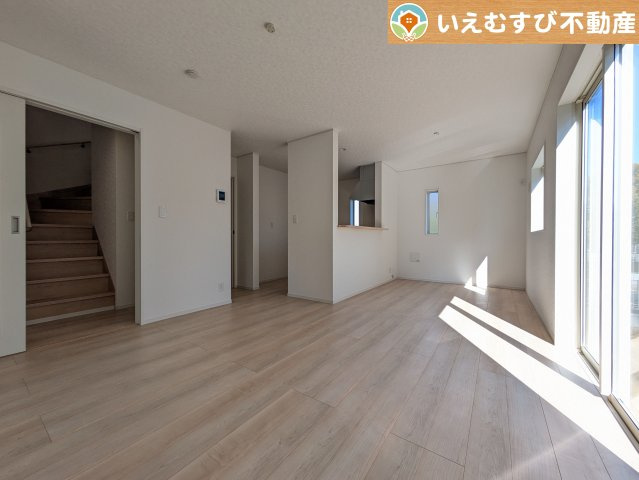 Cradle garden　熊谷市石原第7の居間・リビング|開放感と家族との距離感にこだわったＬＤＫ
採光たっぷりのリビングで休日には家族みんなでくつろげそうですね♪