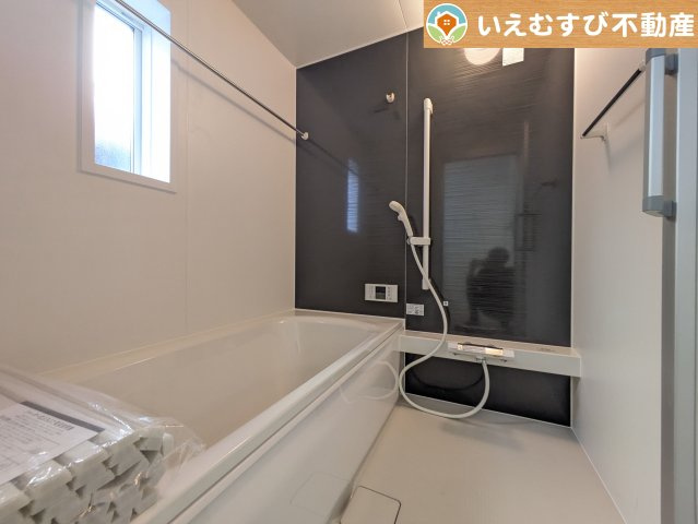 Cradle garden　熊谷市石原第7の浴室|モダンな配色の落ち着いた浴室
ダークトーンの壁面がアクセントになっておしゃれ！窓付きで空気の入れ替えも出来ます！