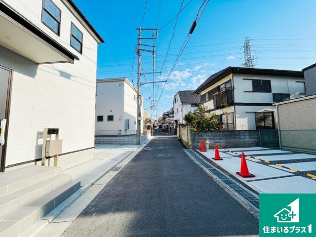 堺市美原区平尾　第2期　新築一戸建ての前面道路含む現地写真|周辺は閑静な住宅街！前面道路広々で車の出し入れも便利です。駐車が苦手な方でも安心して車庫入れできます！