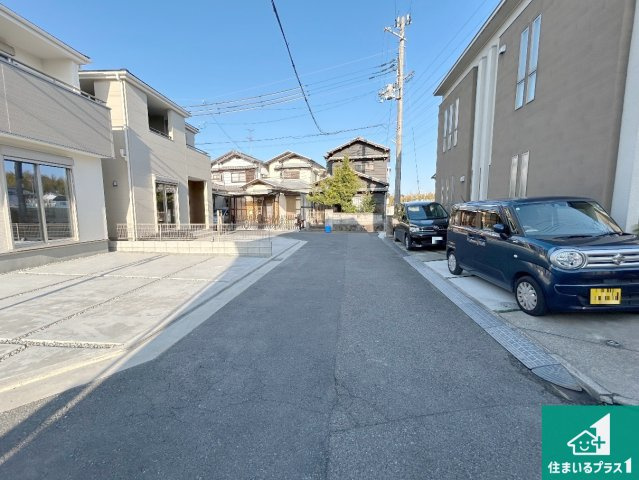 堺市美原区平尾　第2期　新築一戸建ての前面道路含む現地写真|周辺は閑静な住宅街！前面道路広々で車の出し入れも便利です。駐車が苦手な方でも安心して車庫入れできます！