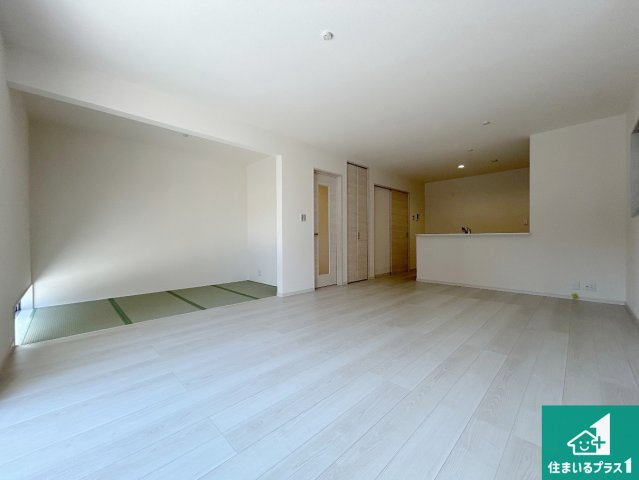 堺市美原区平尾　第2期　新築一戸建ての居間・リビング|シンプルなリビングは、観葉植物等のインテリアを楽しめますね！パパ好みにも、ママ好みにも家具次第で雰囲気を変えることができます！