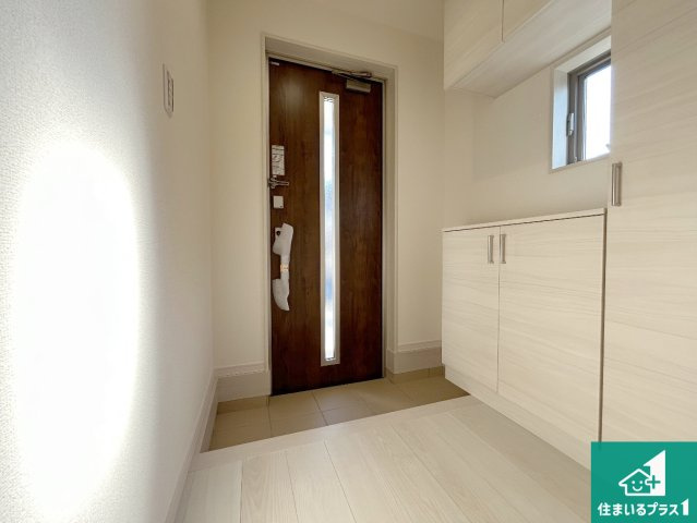 堺市美原区平尾　第2期　新築一戸建ての玄関|シューズボックスにはたくさんの靴が収納できるので玄関周りはいつもスッキリ！ご家族が増えても安心！