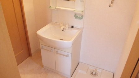 市川ガーデンヴィラＢの洗面所|もちろん独立洗面台つき