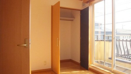 市川ガーデンヴィラＢの収納|日当たり良好。