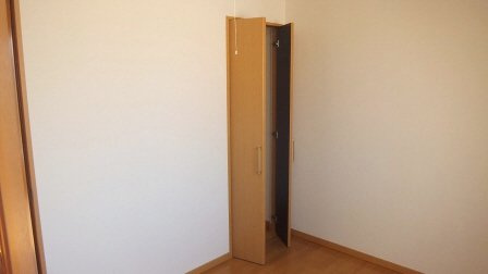 市川ガーデンヴィラＢの居間・リビング|洋室６帖