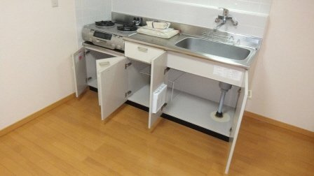 市川ガーデンヴィラＢの居間・リビング|キッチン下の収納です。